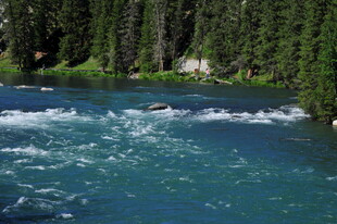 山间湍急的清澈河流
