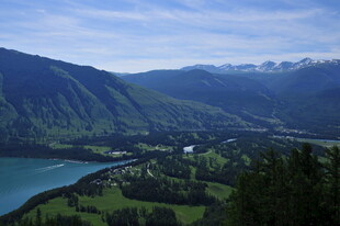 高山湖畔的美丽自然风光