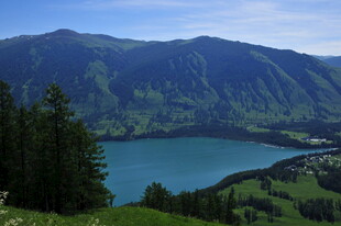 湖畔青山美景如画