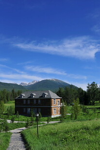 草原上的木屋与远山美景