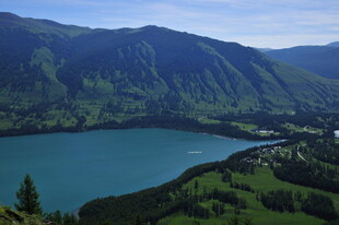 高山环抱的静谧蓝湖
