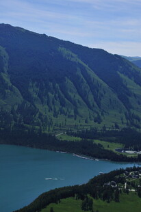 湖畔青山美景如画