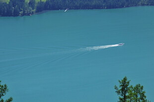 湖面上飞驰的白色船只