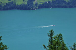 湖光山色中快艇破浪前行