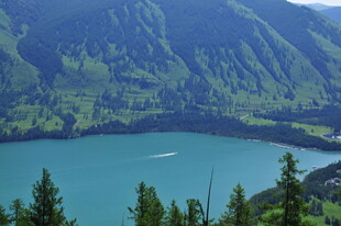 高山环绕的碧蓝湖泊