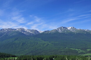 壮丽山景 蓝天白云相伴