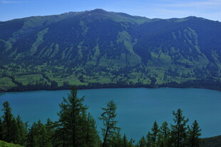 高山下的碧蓝湖泊