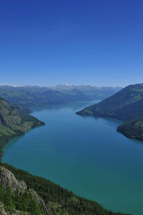 高山下的碧蓝澄澈湖泊