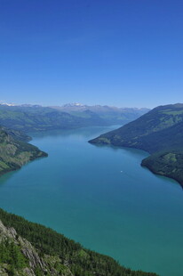 壮丽湖景与山脉风光