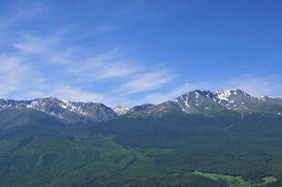 壮丽山景 蓝天白云绿意浓