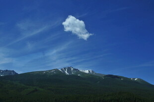 蓝天雪山间的孤云
