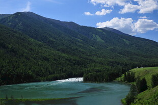 青山绿水间的美丽湖泊