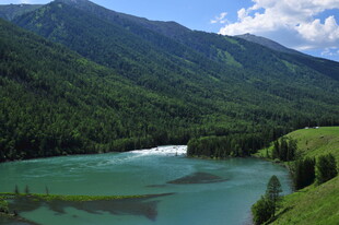 山间碧绿湖泊美景