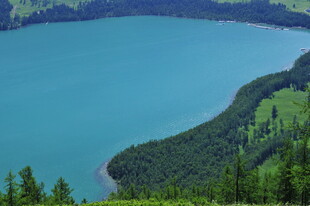 高山环抱的澄澈蓝色湖泊