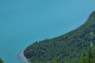 青山环抱的湛蓝湖水