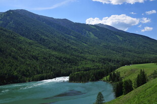 青山绿水间的秀丽河谷