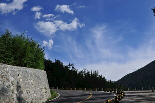 山间公路旁的石墙与蓝天