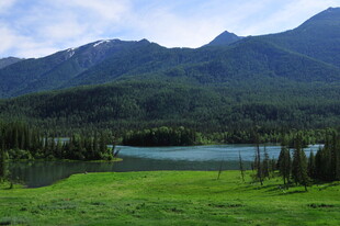 山间湖畔的秀丽自然风光