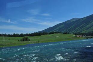 山间河畔的秀丽自然风光