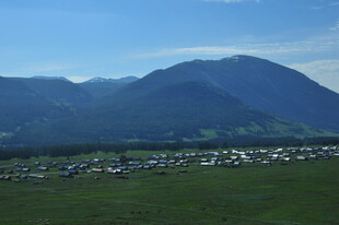 山间绿野中的村落风光
