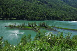 青山绿水间的秀丽河景