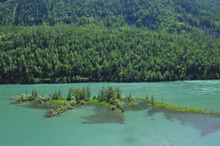 青山绿水间的湖心小岛
