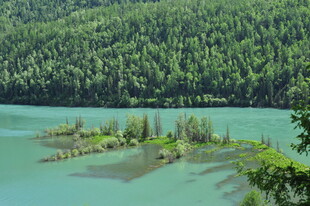 青山绿水间的湖心小岛