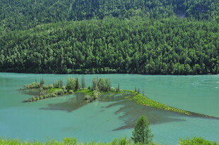 青山环绕的碧绿湖心小岛