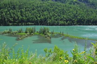 青山绿水间的秀丽湖景