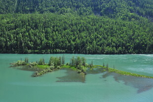河心绿岛 碧水青山美景