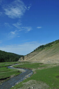 山间蜿蜒小河 绿野蓝天