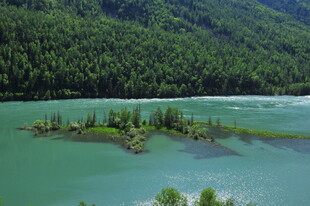 青山绿水间的秀丽河中小岛