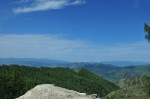 山巅远眺的壮美风光