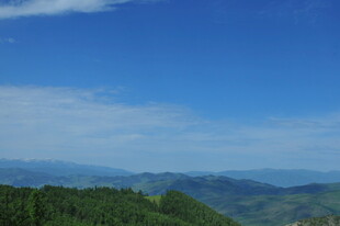 青山蓝天间的壮美山景