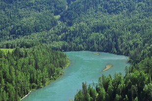 青山环抱的蜿蜒碧绿河流