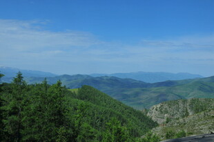 青山蓝天间的壮美山景