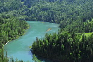 青山环抱的碧绿蜿蜒河流
