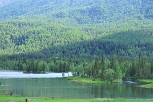 青山环抱中的静谧湖泊