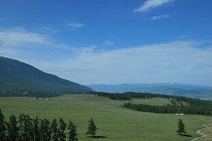 广袤草原与远山蓝天美景