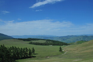 草原风光 远处山峦与蓝天