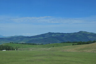 广袤草原与远处山峦美景