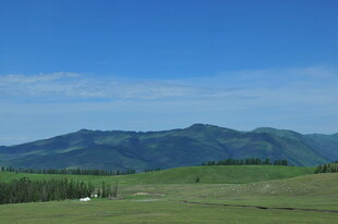 草原远山蓝天美景