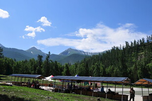 山间谷地中的秀丽木屋