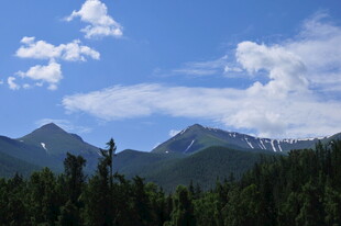蓝天白云下的山林与远山