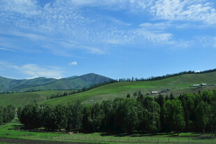 青山绿树间的蓝天美景
