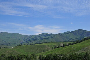 青山绿野间的秀丽风光