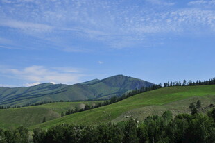 青山绿野间的秀丽风光