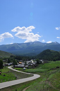 山间村落美景 蜿蜒公路穿行