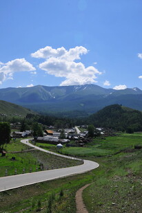 乡村公路旁的美丽山村景色