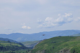 青山间的飞行景象
